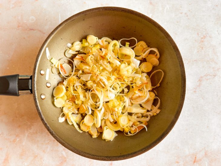 Alho-poró refogado na frigideira.