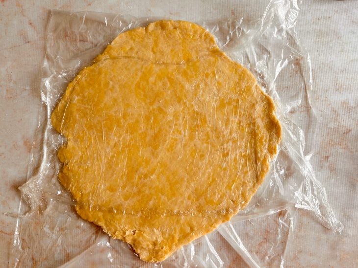 Massa aberta na bancada.