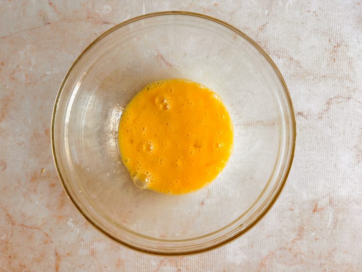 Ovos batidos numa tigela.