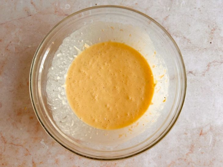 Creme de leite e o parmesão misturados com os temperos.