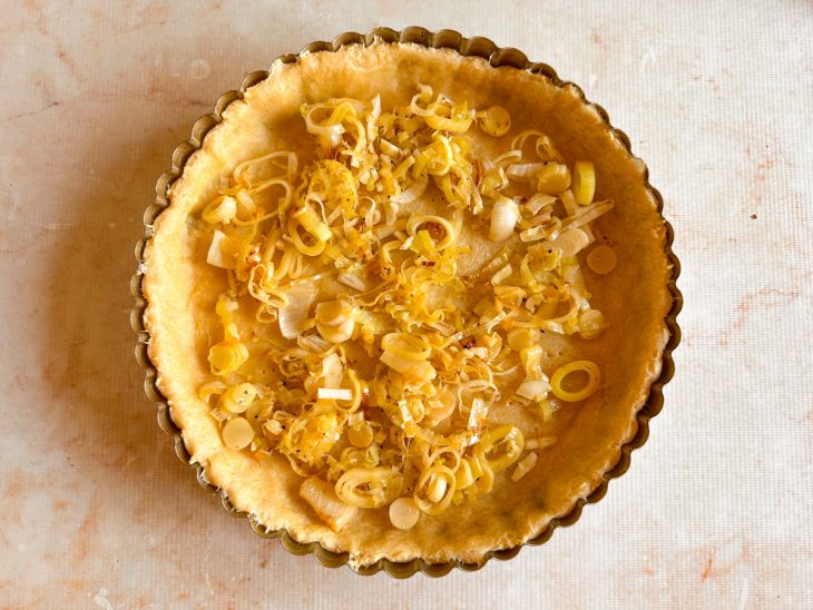 Recheio de alho-poró na forma.