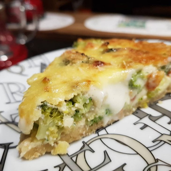 Quiche de alho-poró e brócolis