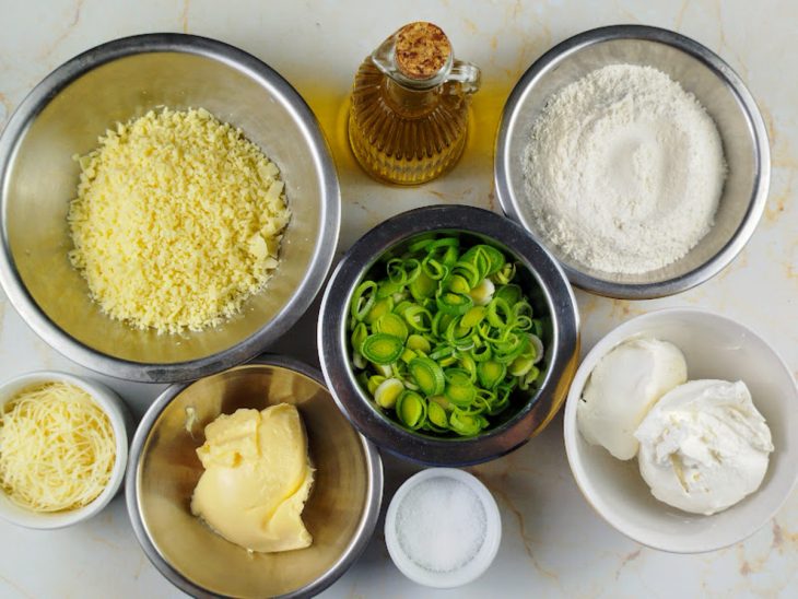 Ingredientes reunidos em uma bancada.