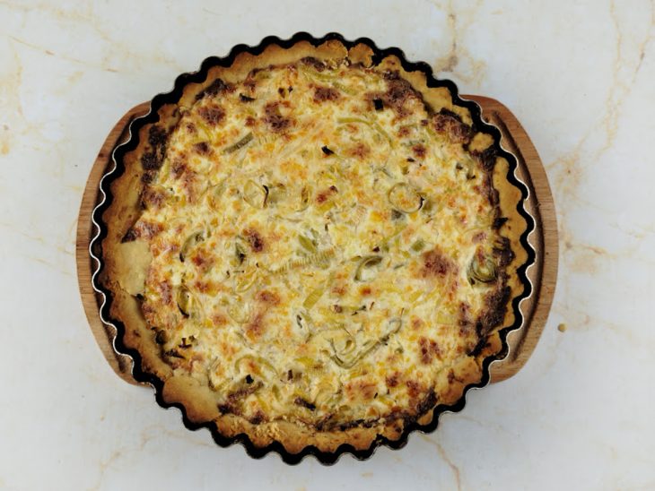 Quiche assada ainda na forma.