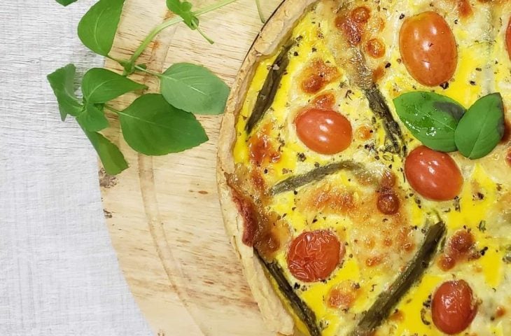 Quiche de aspargos e tomate-cereja