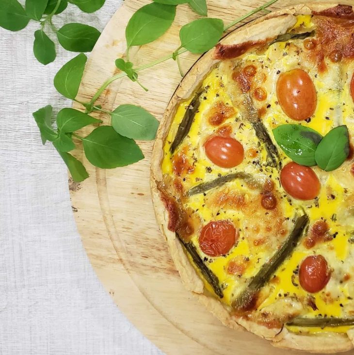 Quiche de aspargos e tomate-cereja