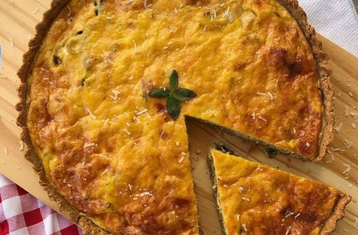 Quiche de bacalhau com alho-poró low carb