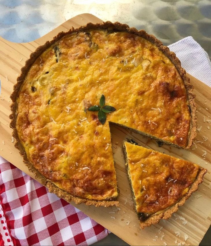 Quiche de bacalhau com alho-poró low carb