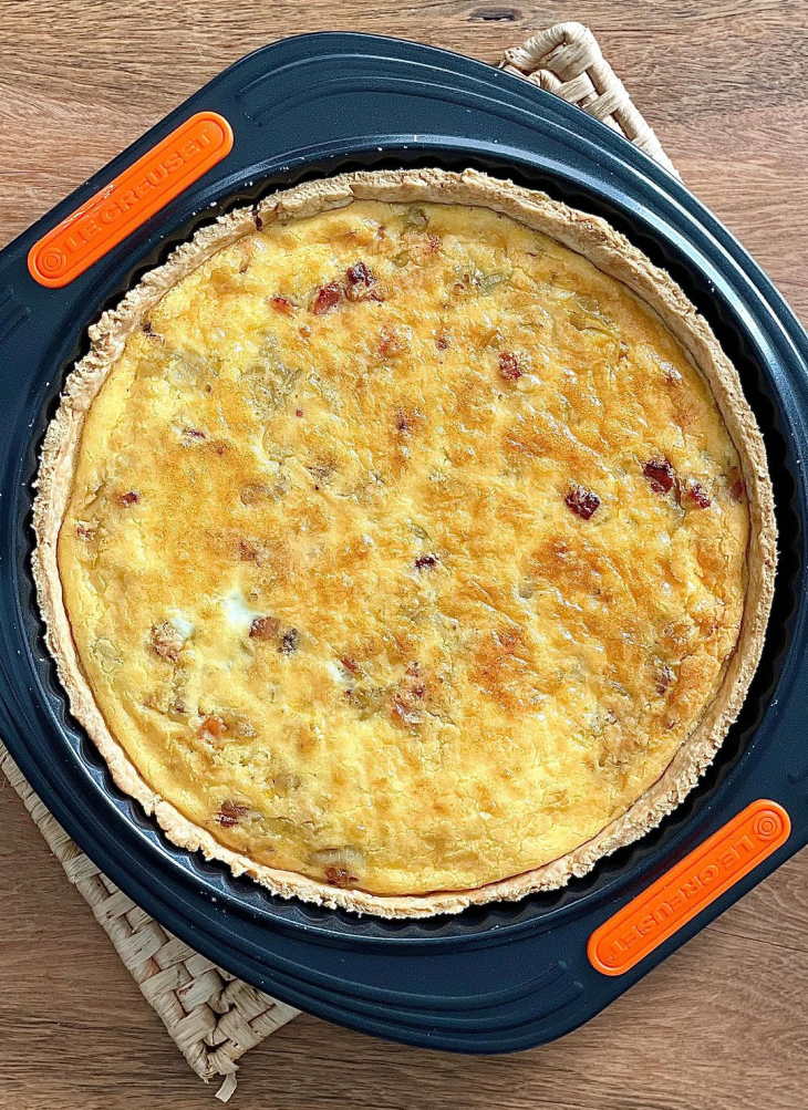 Quiche de cebola caramelizada com bacon