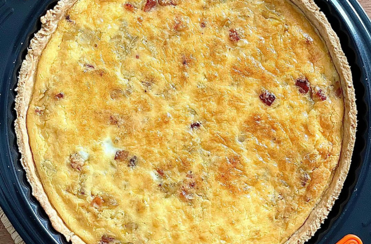 Quiche de cebola caramelizada com bacon