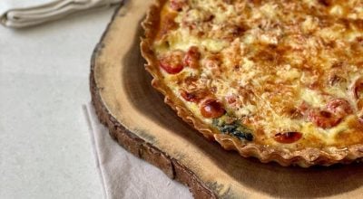 Quiche de espinafre com brie e tomatinhos