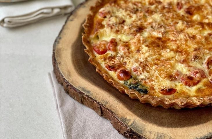 Quiche de espinafre com brie e tomatinhos