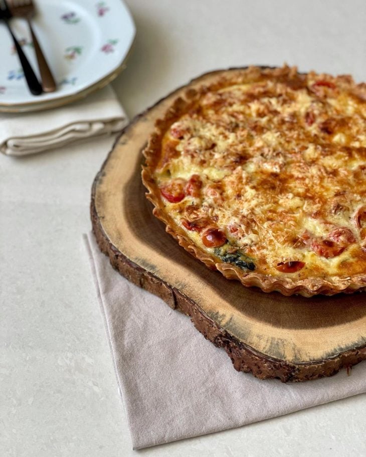 Quiche de espinafre com brie e tomatinhos