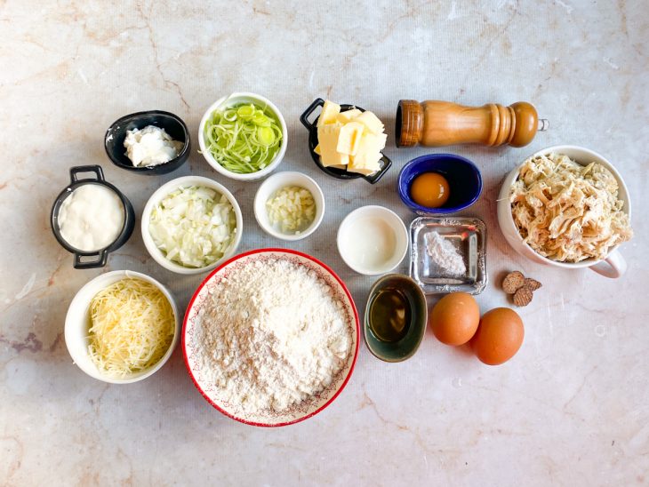Ingredientes separados sobre a bancada.
