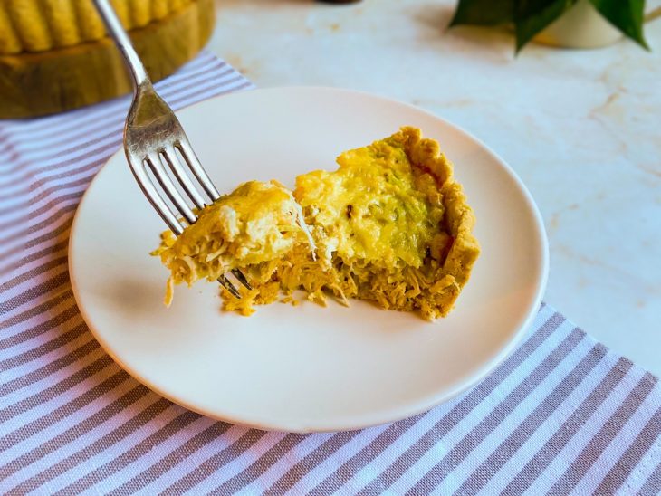Quiche de frango com alho-poró servida.