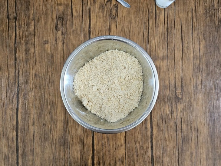 Um recipiente com a mistura de farinha, manteiga e sal.