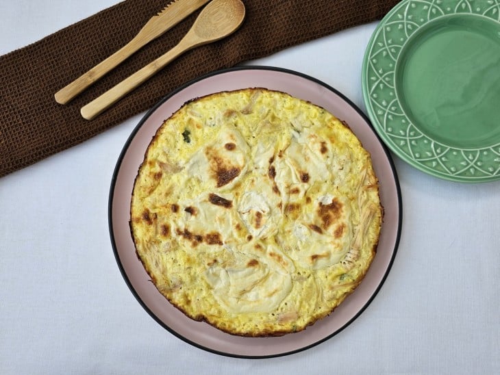 Quiche de frango low carb assada.