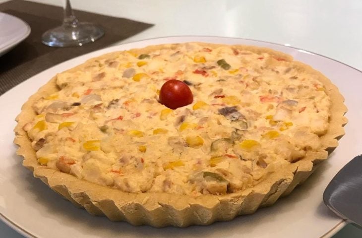 Quiche de grão-de-bico recheado com peixe e ricota