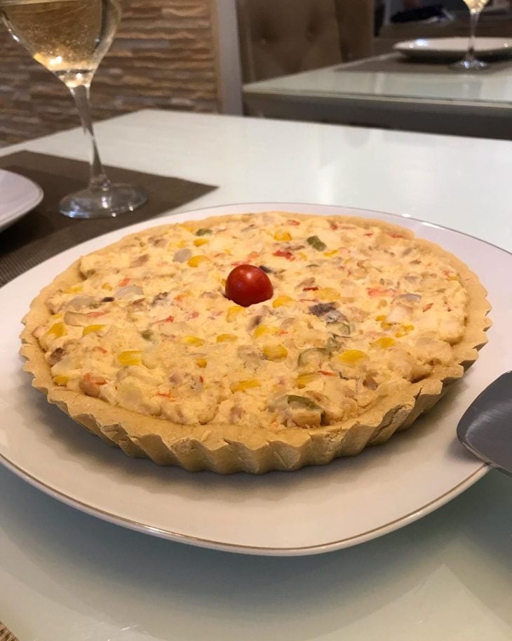 Quiche de grão-de-bico recheado com peixe e ricota