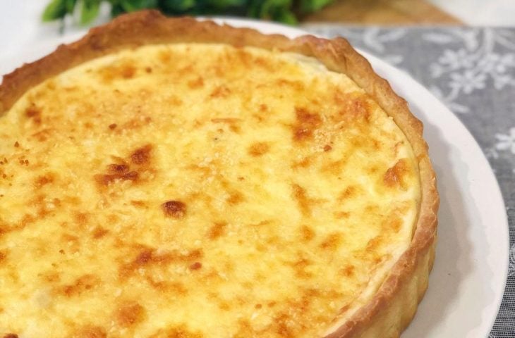 Quiche de linguiça Blumenau com molho branco