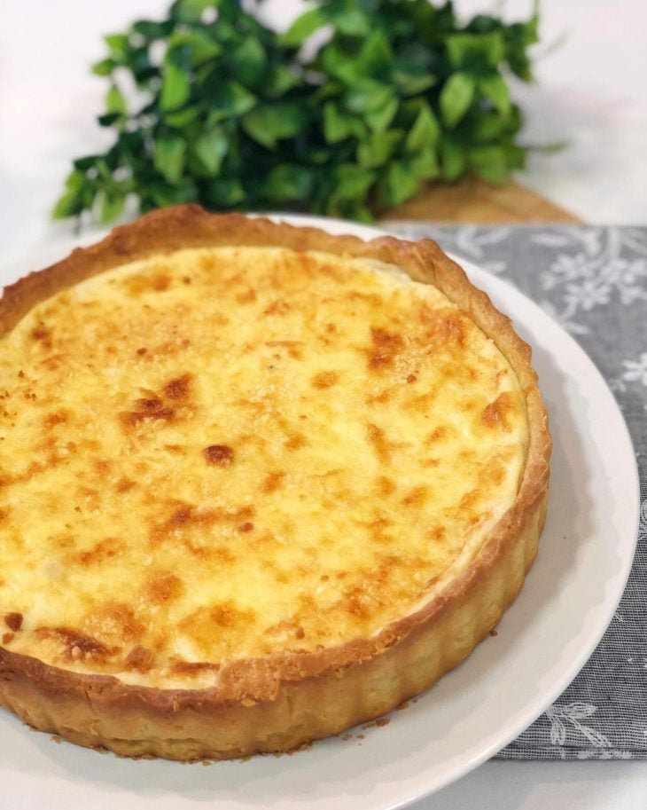 Quiche de linguiça Blumenau com molho branco