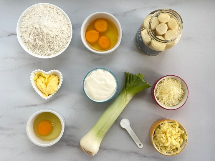 Uma bancada com os ingredientes separados.