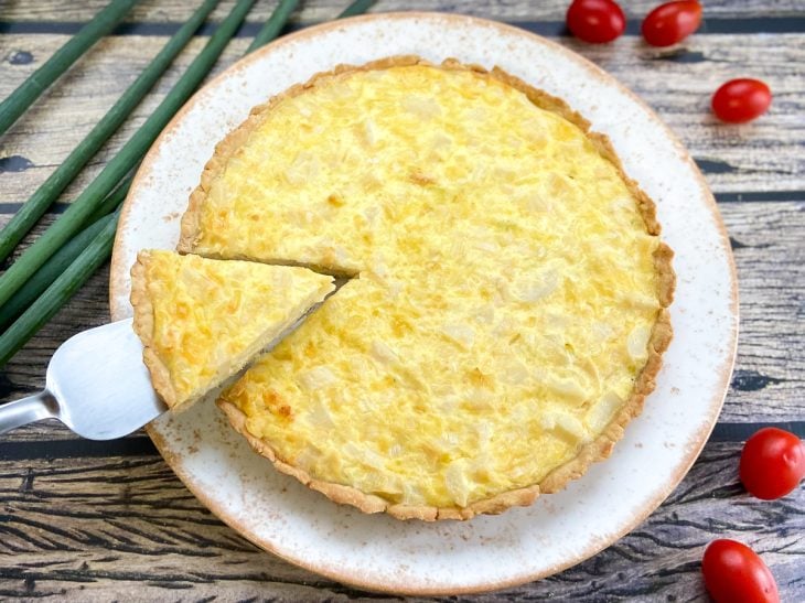 Um recipiente contendo uma quiche de alho-poró.