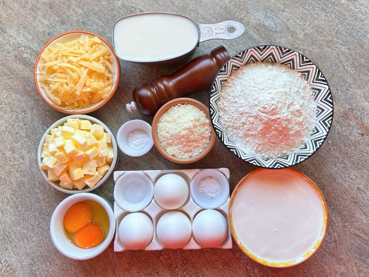 Ingredientes reunidos em uma bancada.
