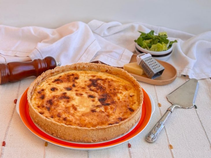Quiche de queijo pronta para consumo.