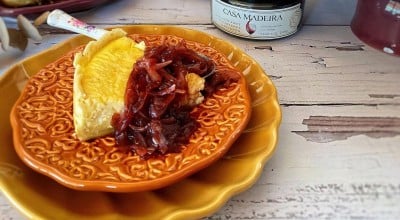 Quiche de queijo gouda com antepasto de cebola