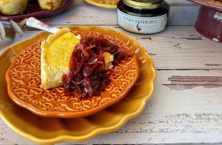 Quiche de queijo gouda com antepasto de cebola