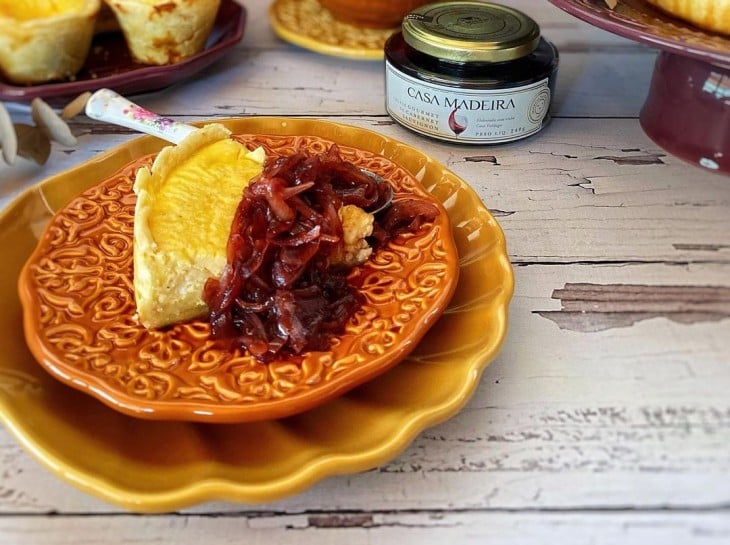 Quiche de queijo gouda com antepasto de cebola