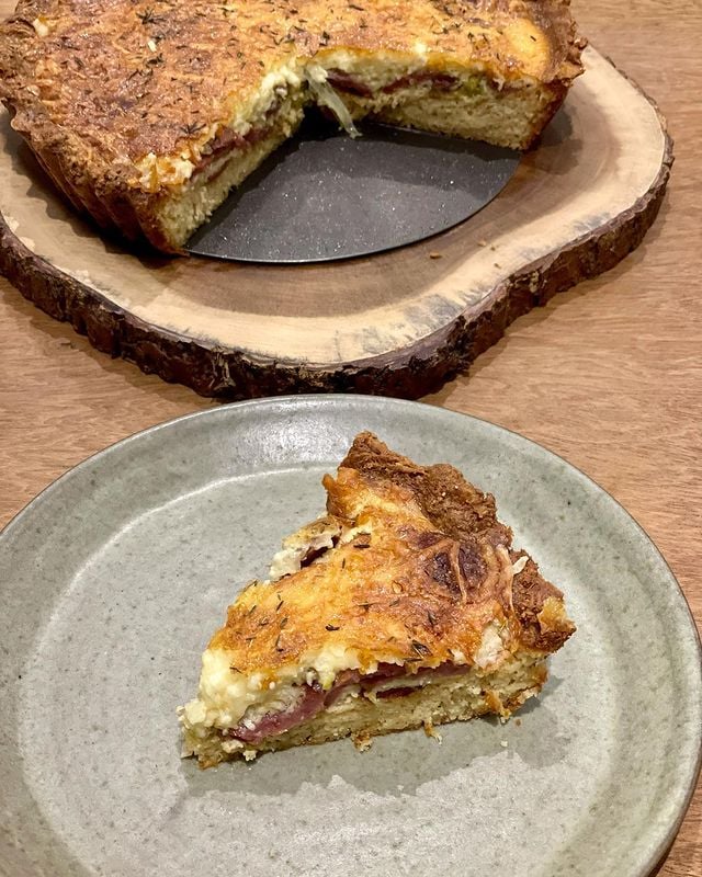 Quiche low carb de alho-poró com calabresa