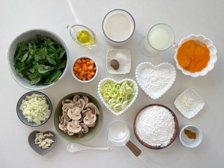 Ingredientes reunidos na bancada.