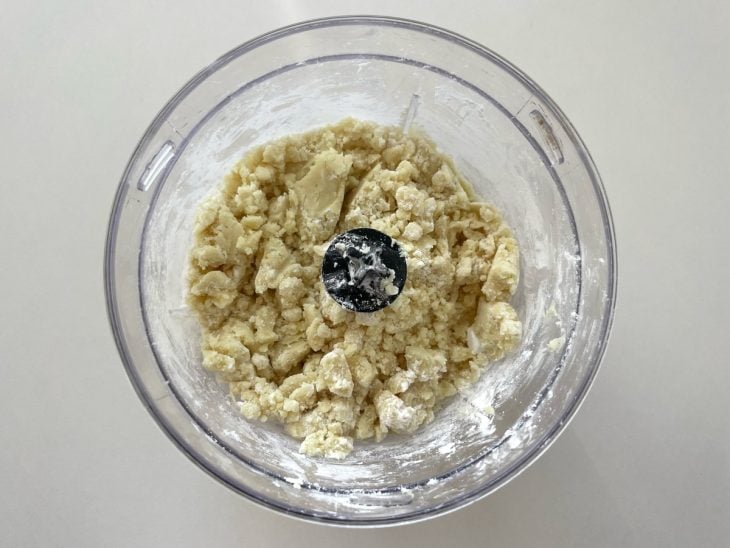 Óleo de coco adicionado aos ingredientes da massa.