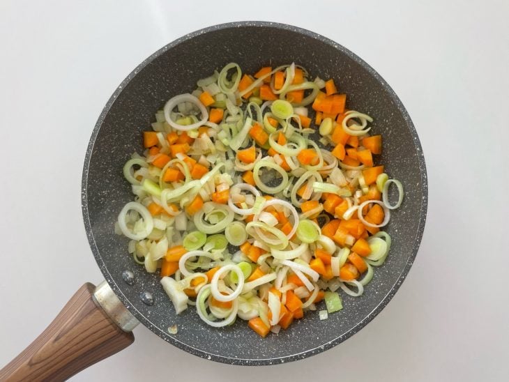 Ingredientes refogando na frigideira.