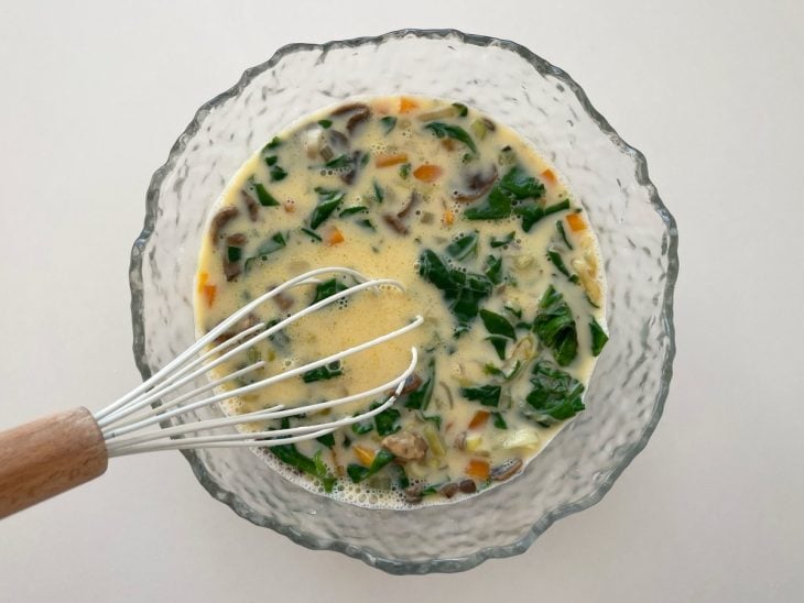Ovos e leite de amêndoas misturados com os legumes refogados.