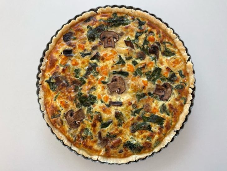 Quiche assada saída do forno.