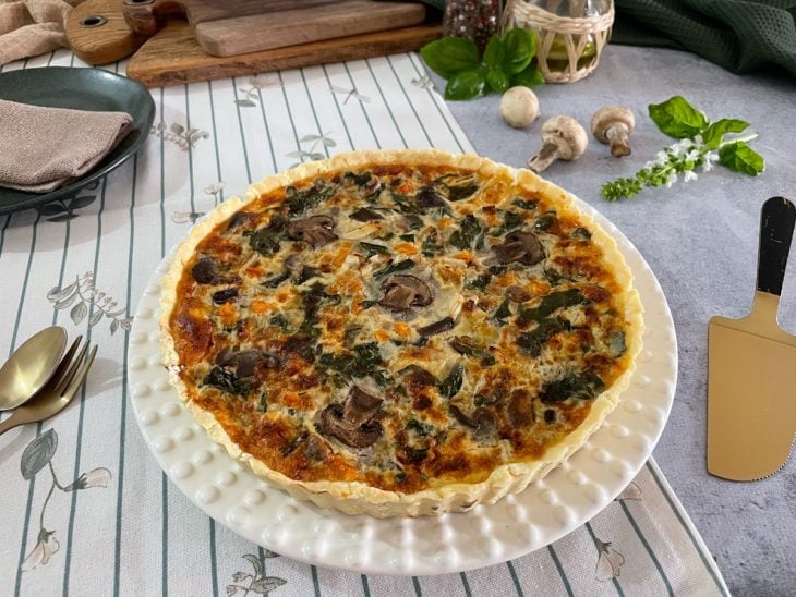 Quiche desenformada e servida.