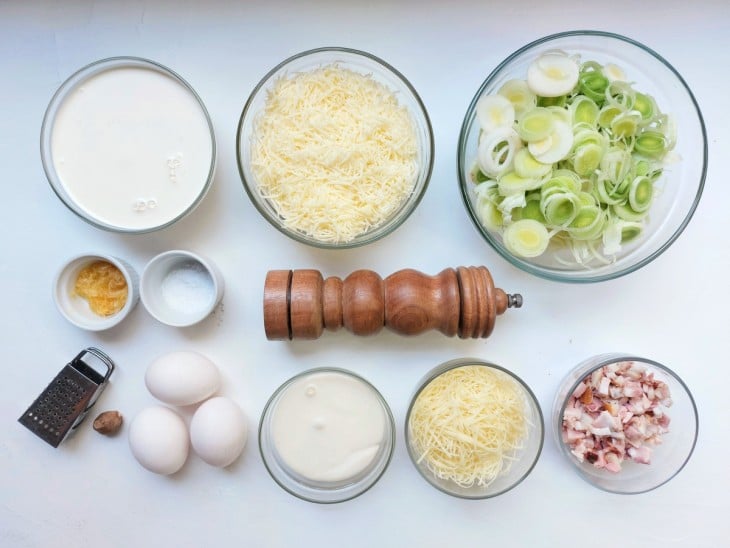 Uma bancada com os ingredientes da receita separados.