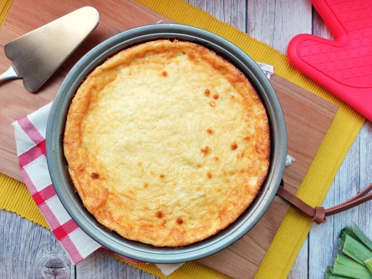 Um recipiente com quiche sem massa de alho-poró com bacon.