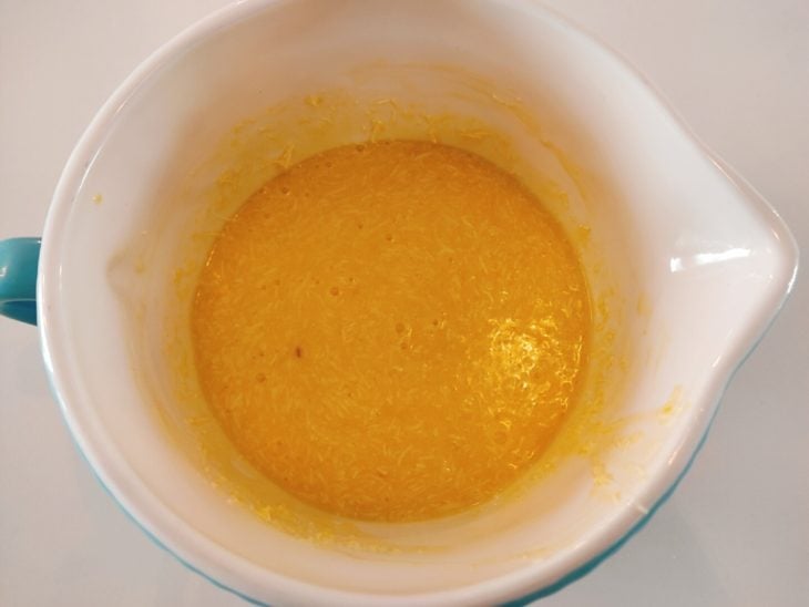 Gemas e açúcar adicionados na mistura de leite de coco e coco ralado.