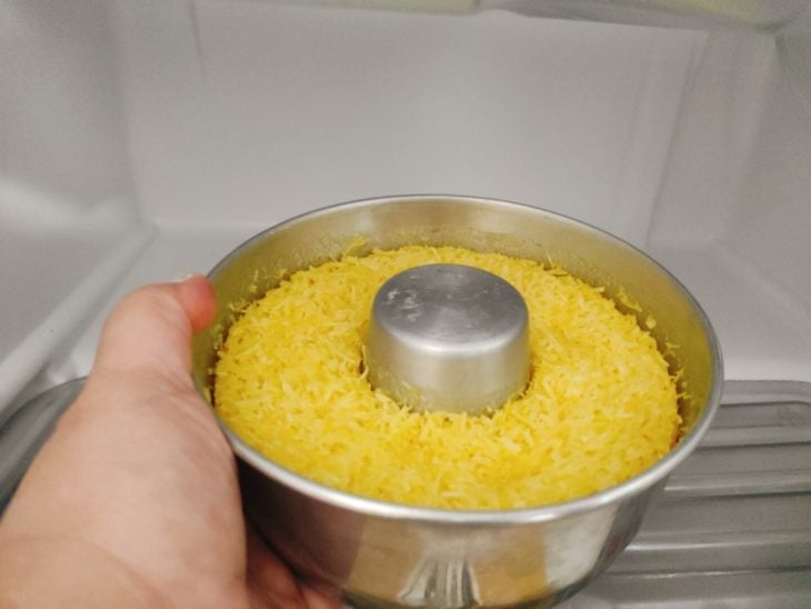 Forma de quindim na geladeira.