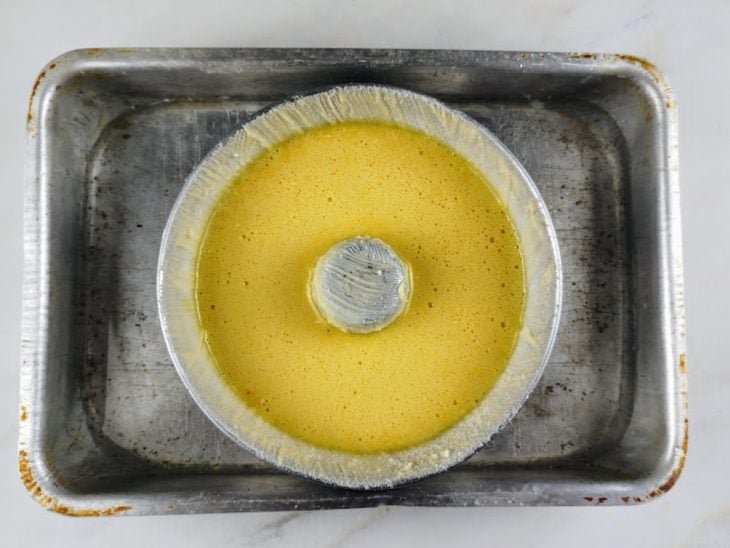 Quindim em uma forma para ser levado ao forno em banho-maria.
