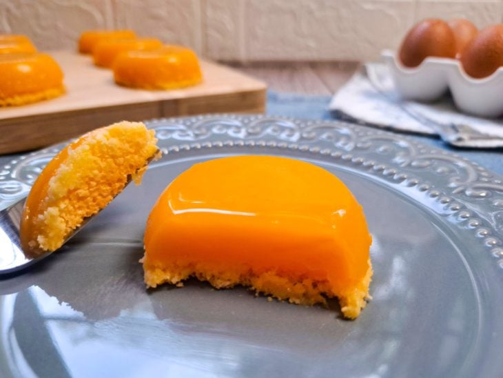 Um prato com quindim tradicional.