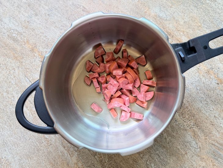 Na panela de pressão, a calabresa.