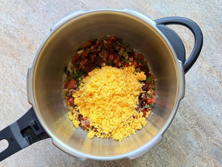 Na panela de pressão, a quirera adicionada.