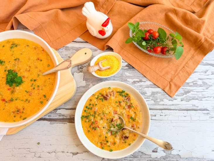 Quirera pronta, porção servida com farofa.