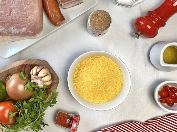 Uma bancada com os ingredientes separados.