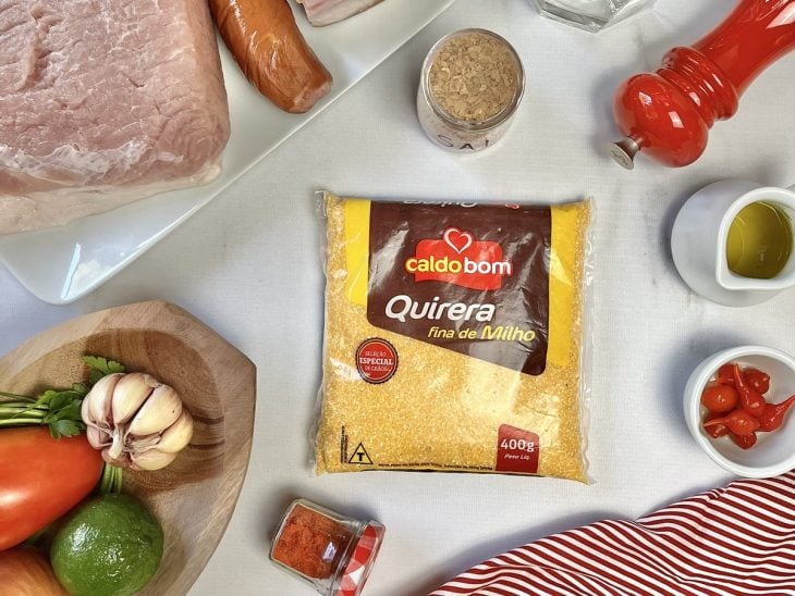 Uma bancada com os ingredientes separados.